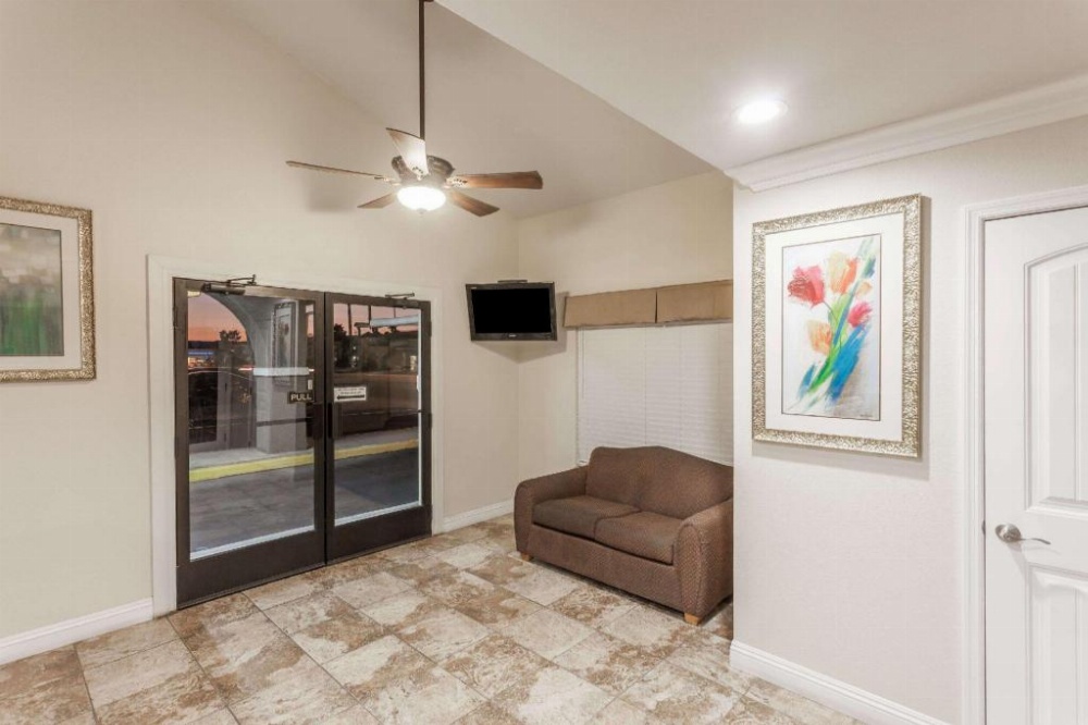 Travelodge by Wyndham Hemet CA Image 10