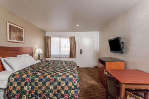 Travelodge by Wyndham Hemet CA image 30
