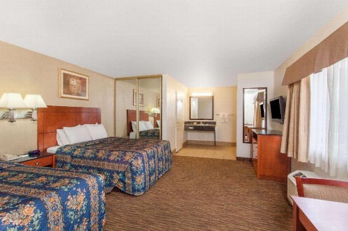 Travelodge by Wyndham Hemet CA image 32