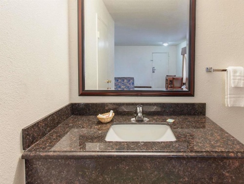 Travelodge by Wyndham Hemet CA image 8